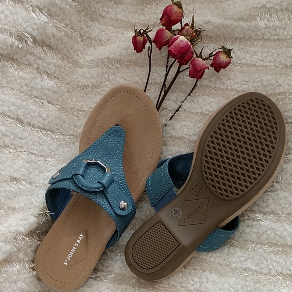 NEW Blue Thong Sandals St John Bay Cushioned Silvertone Metal Detail Womens 5.5M - Picture 5 of 8